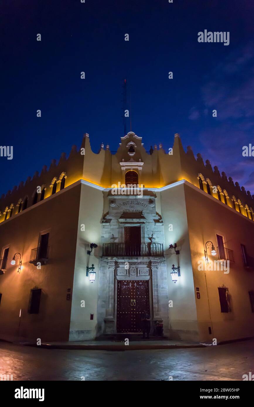 Universität von Yucatan Gebäude bei Nacht, Merida, Yucatan, Mexiko Stockfoto