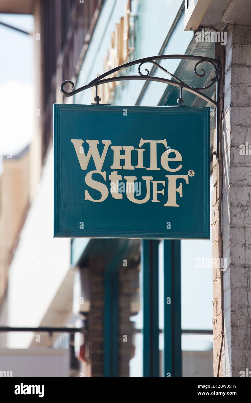 Das White Stuff Ladenschild in Weybridge, Surrey, England, UK Stockfoto