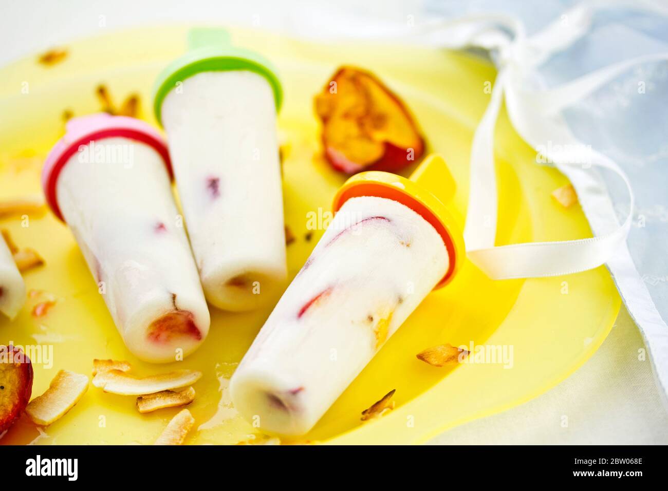 Limette und Kokosnuss Pfirsich-Stiel gestapelt Stockfoto