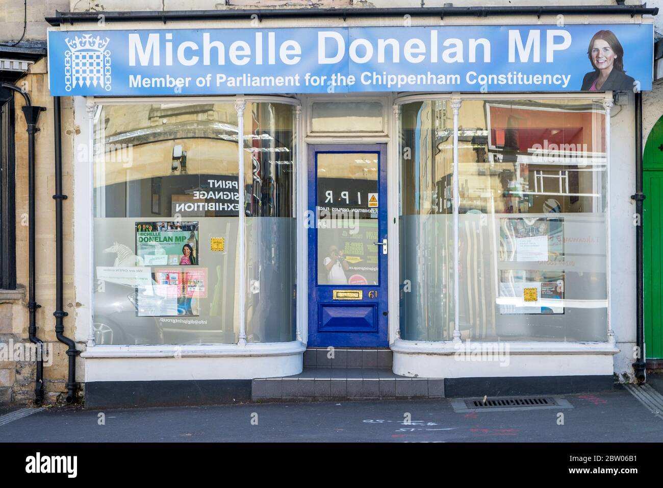Chippenham, Wiltshire, Großbritannien, 28. Mai 2020. Während Boris Johnson mit wachsender Wut über Dominic Cummings konfrontiert ist, sind auf dem Fenster des Wahlkreisbüros von Michelle Donelan, der konservativen Parlamentsabgeordneten für den Wahlkreis Chippenham, Antitory-Aufkleber abgebildet. Kredit: Lynchpics/Alamy Live News Stockfoto