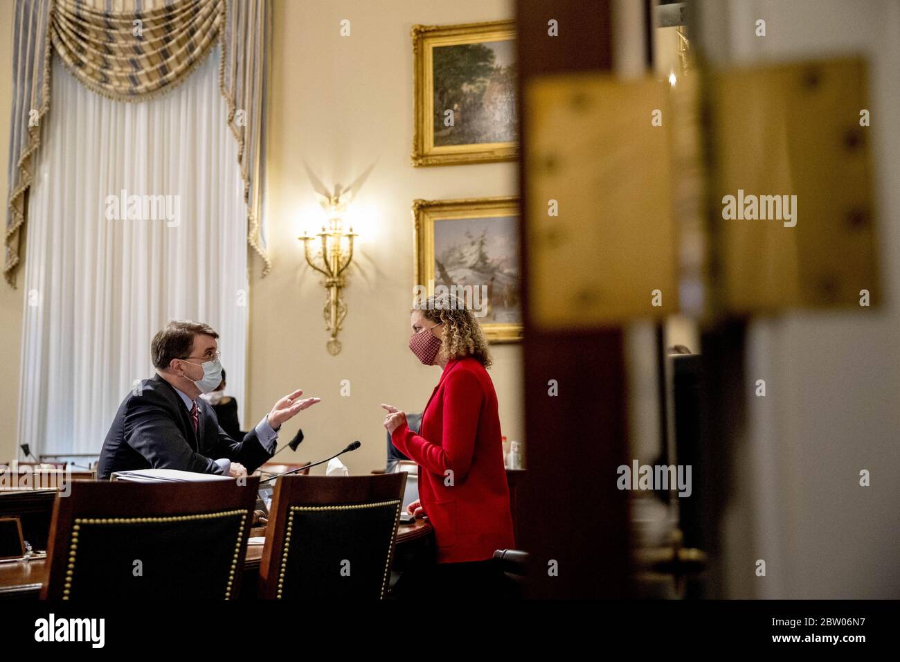 Washington, Usa. Mai 2020. Veterans Affairs Secretary Robert Wilkie, spricht mit der Vorsitzenden Rep. Debbie Wasserman Schultz, D-Fla., nach einem House Appropriations Committee auf Capitol Hill in Washington, DC am Donnerstag, 28. Mai 2020. Das Komitee wird die Reaktion der VA-Abteilung auf die COVID-19-Pandemie betrachten. Pool Foto von Andrew Harnik/UPI Quelle: UPI/Alamy Live News Stockfoto
