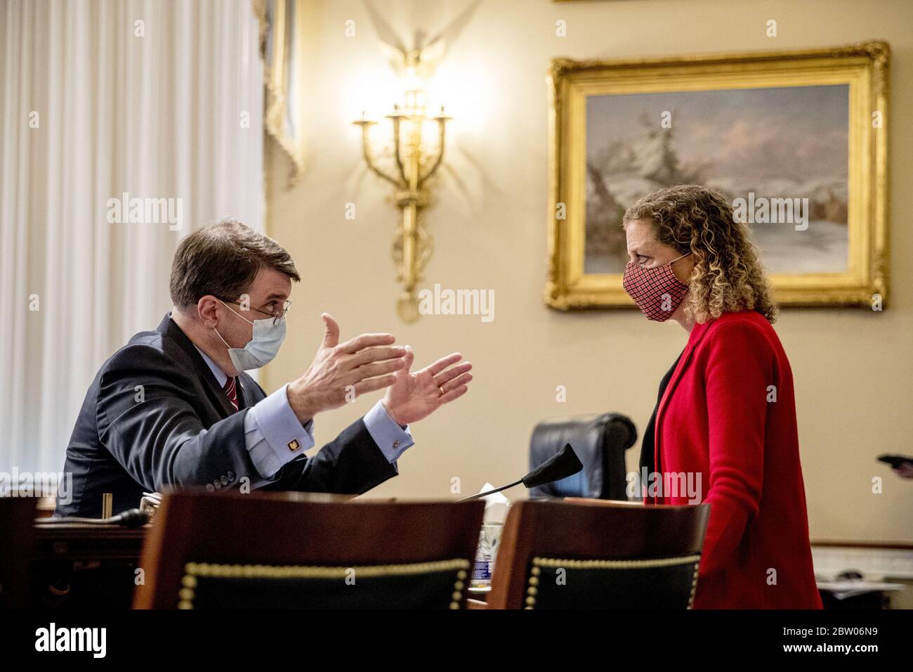 Washington, Usa. Mai 2020. Veterans Affairs Secretary Robert Wilkie, spricht mit der Vorsitzenden Rep. Debbie Wasserman Schultz, D-Fla., nach einem House Appropriations Committee auf Capitol Hill in Washington, DC am Donnerstag, 28. Mai 2020. Das Komitee wird die Reaktion der VA-Abteilung auf die COVID-19-Pandemie betrachten. Pool Foto von Andrew Harnik/UPI Quelle: UPI/Alamy Live News Stockfoto