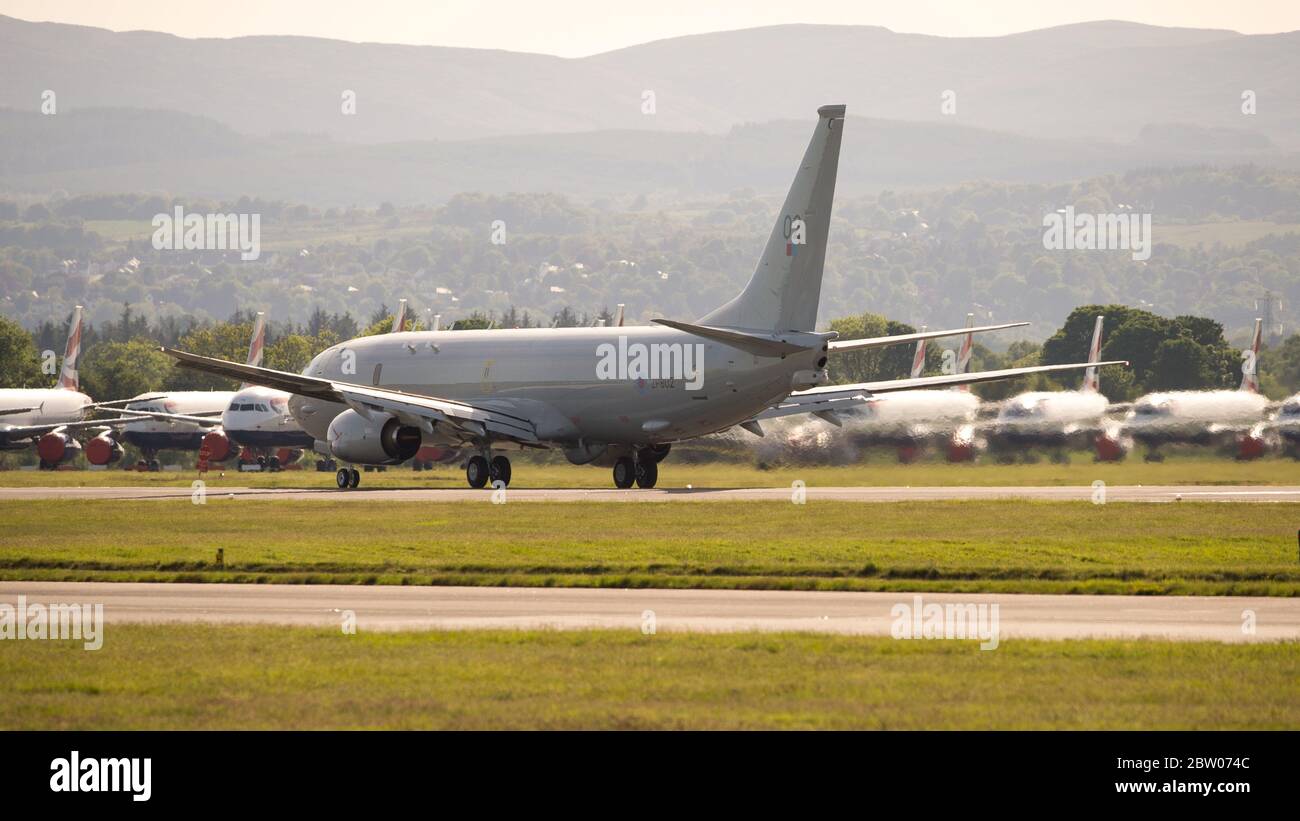 Glasgow, Schottland, Großbritannien. Mai 2020. Im Bild: Royal Air Force (RAF) P-8A Poseidon-Flugzeug (Registrierung - ZP802), das am Glasgow International Airport mit dem Hintergrund von geerdeten British Airways airbus-Flugzeugen während eines Trainingsfluges während der Coronavirus (COVID10)-Sperrung gesehen wurde. Boeings P-8A Poseidon ist ein multifunktionals Boeing 737-Rumpf gemodifiziertes Marineflugzeug, das mit Sensoren und Waffensystemen für die U-Boot-Kriegsführung sowie Überwachungs- und Such- und Rettungsmissionen ausgestattet ist. Quelle: Colin Fisher/Alamy Live News Stockfoto