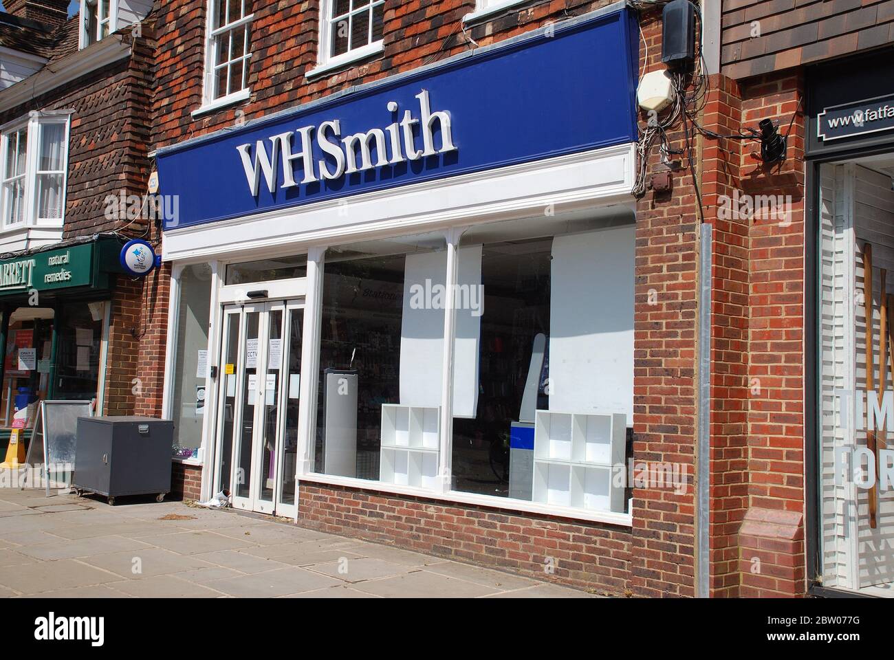 Eine Filiale der Schreibwarenkette WH Smith in der High Street in Tenterden in Kent, England am 27. Mai 2020. Stockfoto