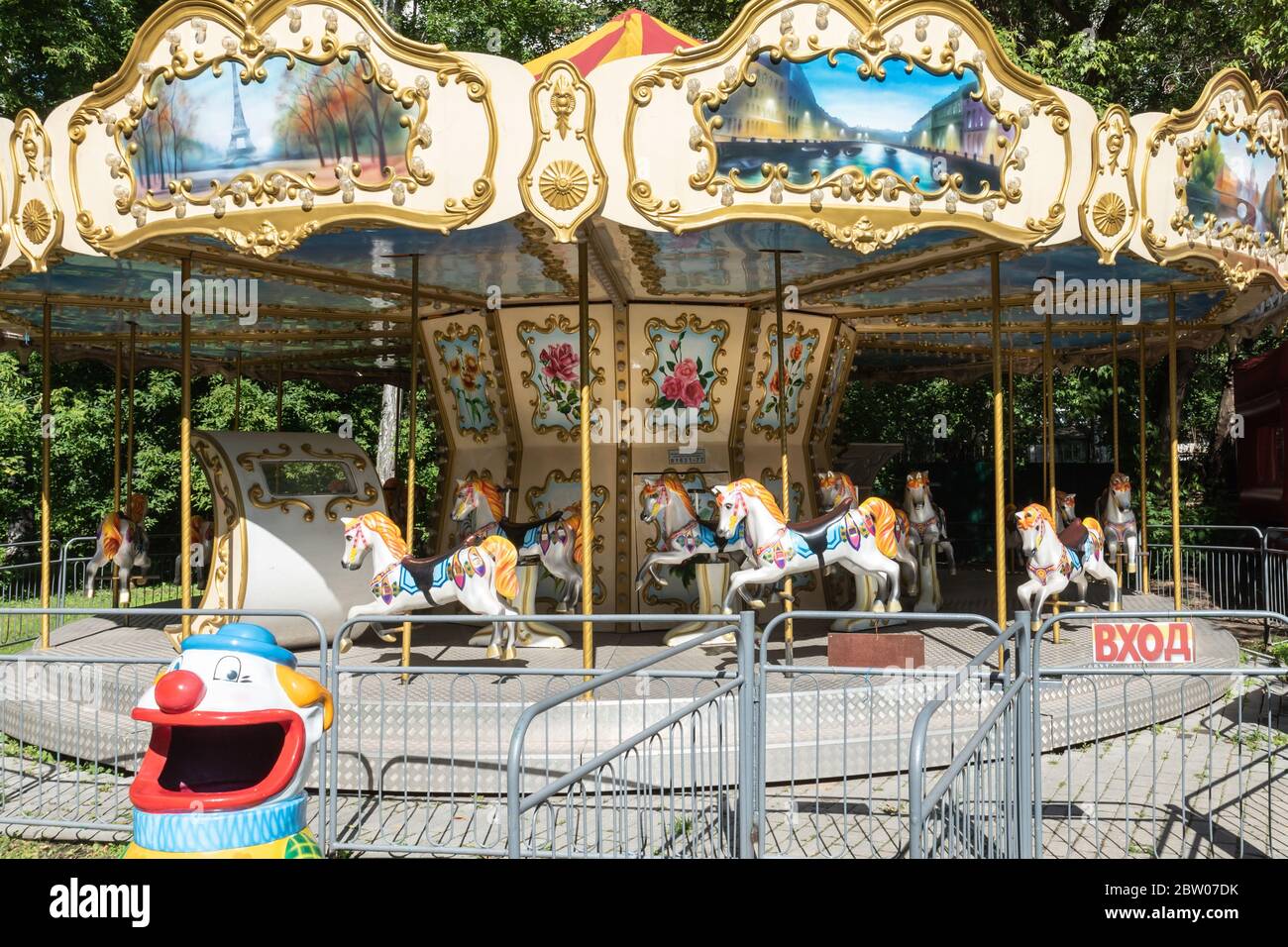 Moskau, Russland, 9. Juli 2016: Lianosowski öffentlicher Park. Kinderkarussell mit Pferden. Stockfoto