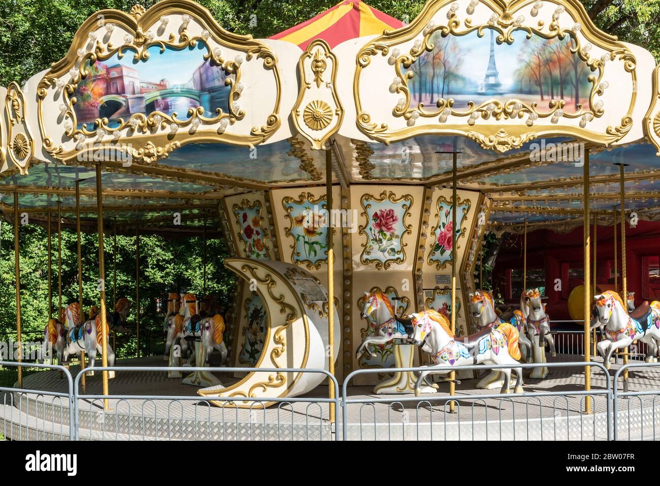 Moskau, Russland, 9. Juli 2016: Lianosowski öffentlicher Park. Kinderkarussell mit Pferden. Stockfoto
