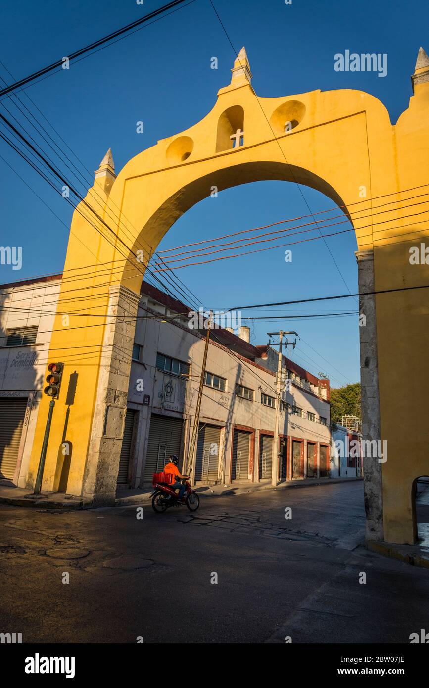 Del Puente Arch oder der Bridge Arch, einer der historischen Straßenbögen, die ein Steinkreuz verfügt, befindet sich am Eingang der La Mejorada neig Stockfoto