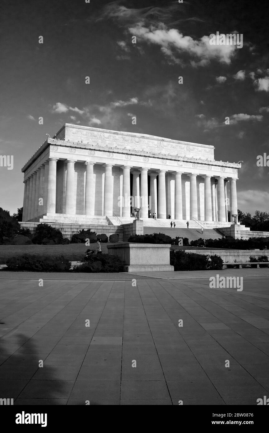 Lincoln Memorial, Washington, D.C. am Morgen fotografiert, Schwarz-Weiß-Vertikalfoto. Blauer Himmel, mit Wolken, guter Kopierraum. Stockfoto