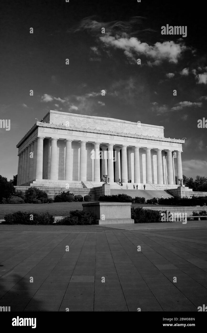 Lincoln Memorial, Washington, D.C. am Morgen fotografiert, Schwarz-Weiß-Vertikalfoto. Blauer Himmel, mit Wolken, guter Kopierraum. Stockfoto