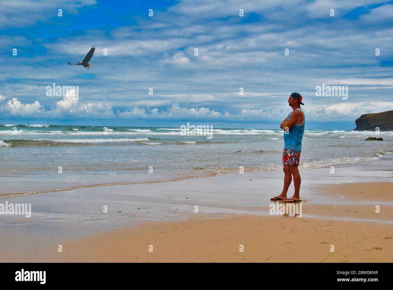 Mann am wunderschönen Strand in Cornwall. Stockfoto