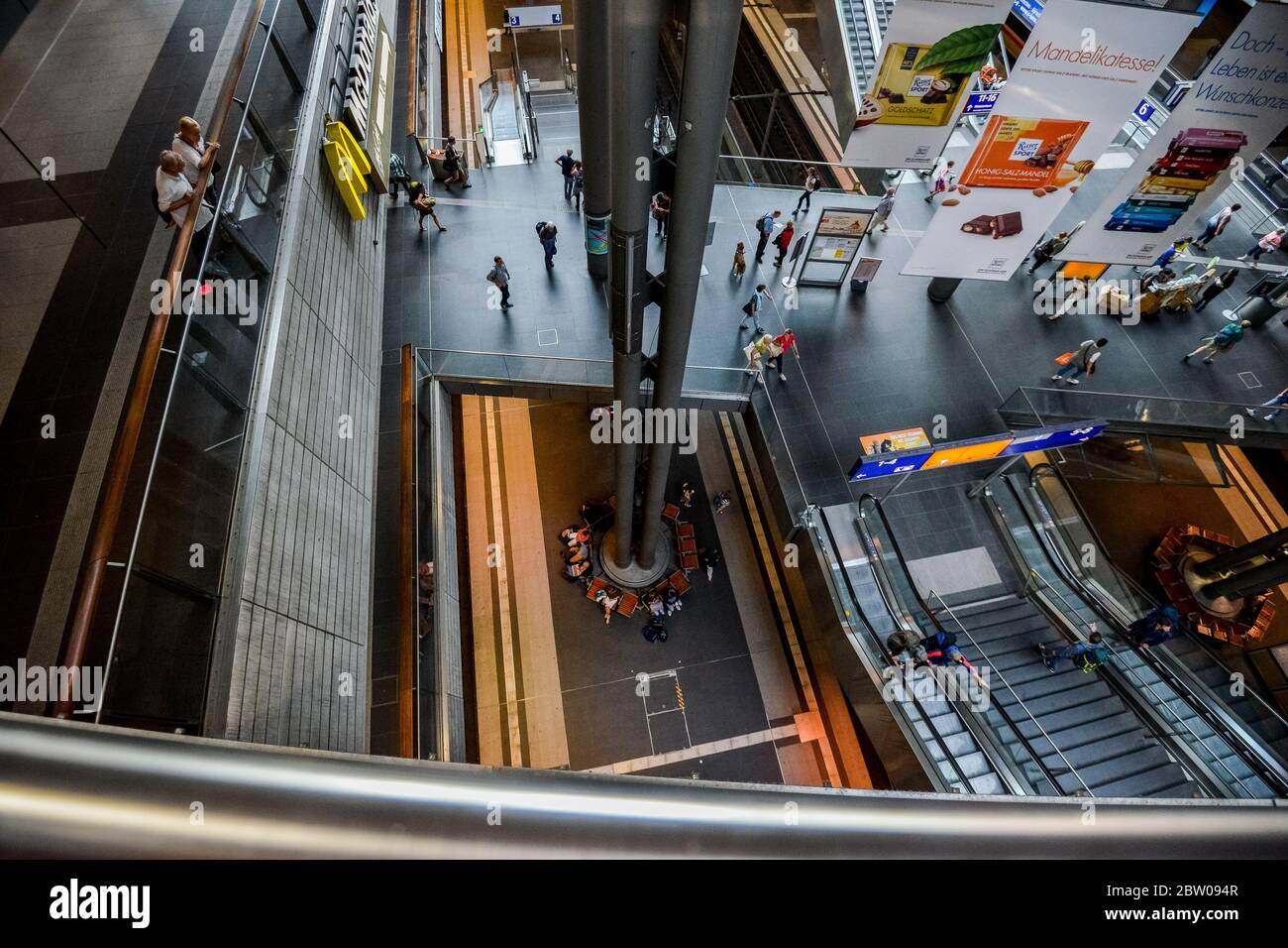 Der Hauptbahnhof in Berlin. Berlin - Hauptbahnhof. Moderne Glasarchitektur. Stockfoto