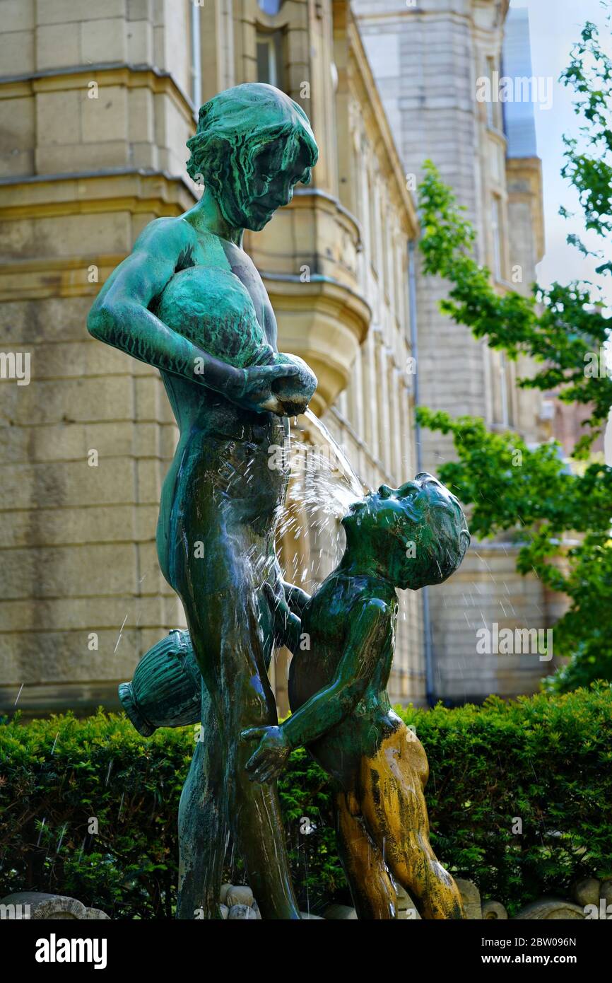 Neckerei-Brunnen vom Bildhauer Gregor von Bochmann, mit einer Bronzeskulptur, die zwei Kinder zeigt, die mit einem Wasserkrug spielen. Stockfoto
