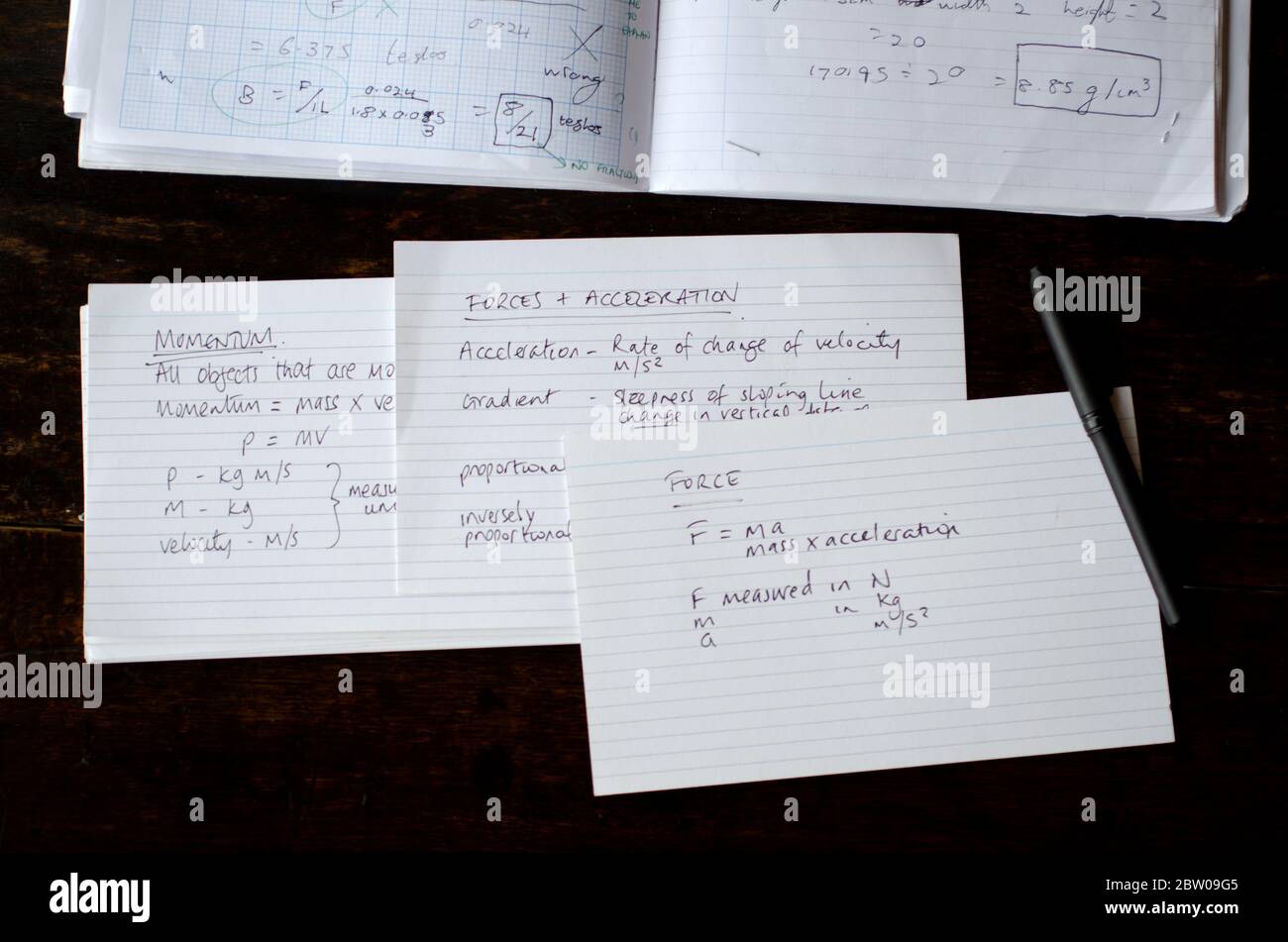 GCSE Physik Revision mit Flash-Karten und Übungsheft Stockfoto