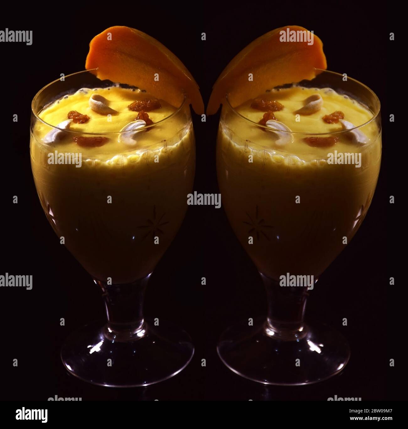 Erfrischende zwei Gläser indischen Mango Lassi oder indischen Drink Stockfoto