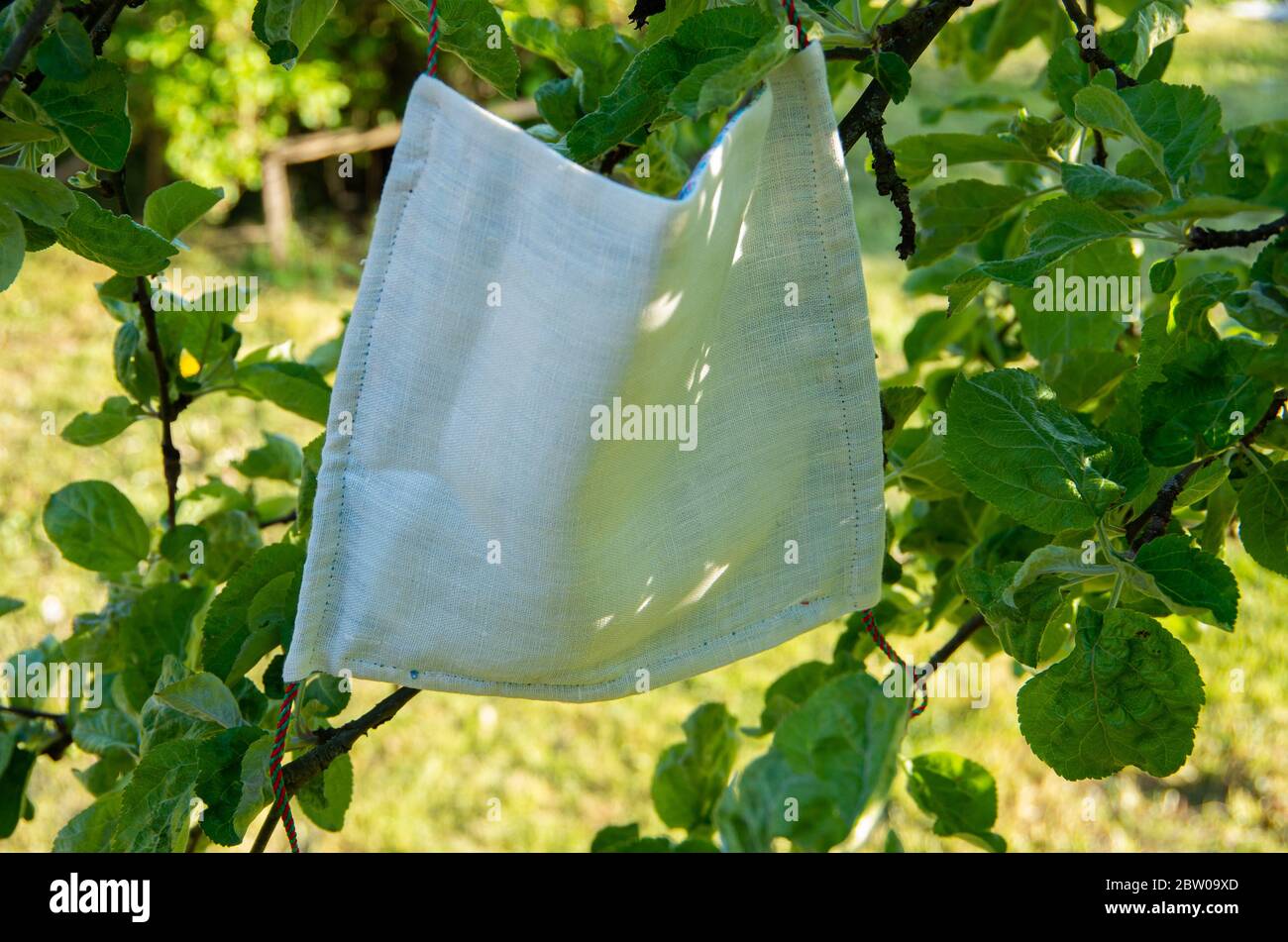 Hausgemachte weiße Gesichtsmaske, handgefertigt, COVID-19, Coronavirus, Leben Stockfoto