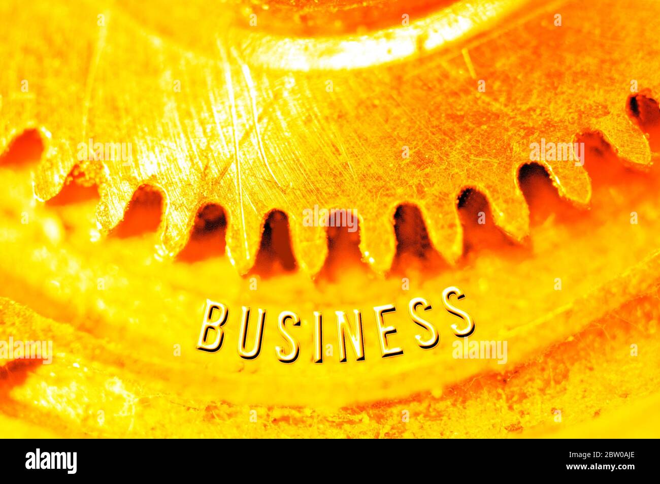 Goldene Zahnräder. Goldener Hintergrund mit der Inschrift GESCHÄFT auf Zahnrädern. Konzeptionelles Foto für Business Design. Konzept von Reichtum, Erfolg, Ewigkeit, Stockfoto