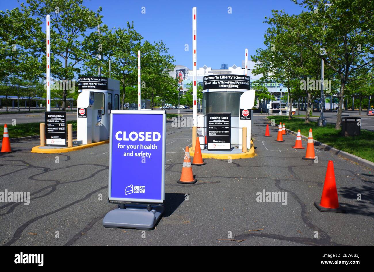Das Zeichen für Ihre Gesundheit und Sicherheit am Eingang des leeren Parkplatzes des Liberty Science Center während des Ausbruchs der Coronavirus-Pandemie geschlossen.Liberty Science Center.Jersey City.New Jersey.USA Stockfoto