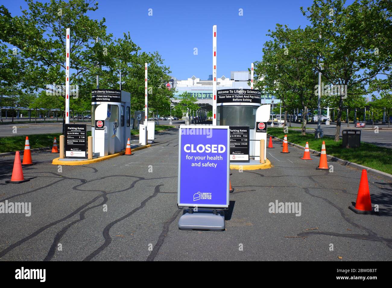 Das Zeichen für Ihre Gesundheit und Sicherheit am Eingang des leeren Parkplatzes des Liberty Science Center während des Ausbruchs der Coronavirus-Pandemie geschlossen.Liberty Science Center.Jersey City.New Jersey.USA Stockfoto