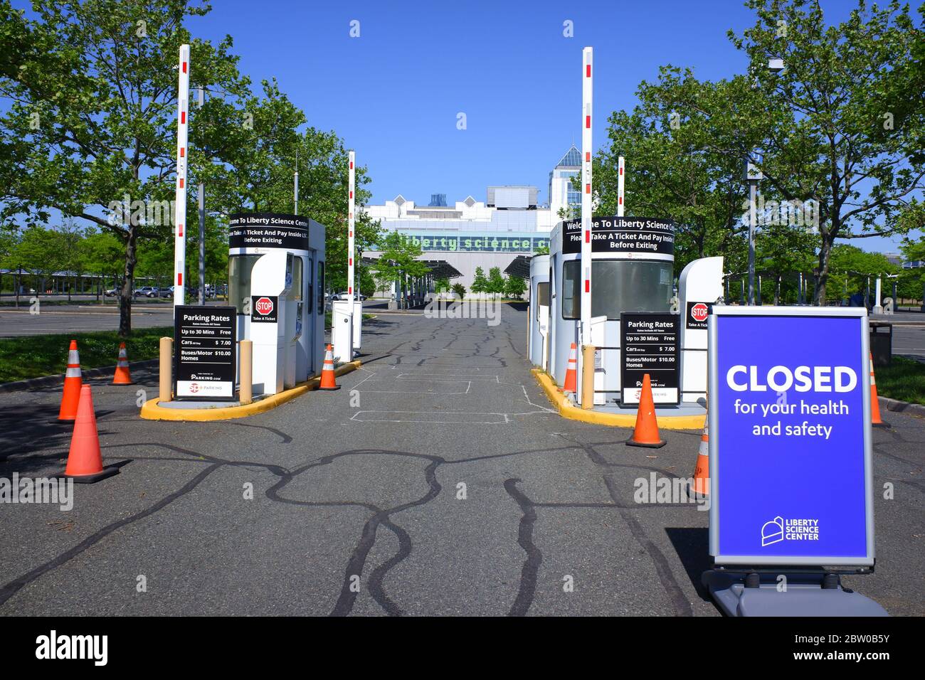 Das Zeichen für Ihre Gesundheit und Sicherheit am Eingang des leeren Parkplatzes des Liberty Science Center während des Ausbruchs der Coronavirus-Pandemie geschlossen.Liberty Science Center.Jersey City.New Jersey.USA Stockfoto