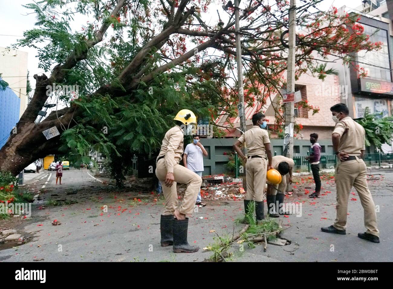 Bengaluru,Karnataka/Indien - Mai 28,2020 : Feuerwehrleute bei der Arbeit Stockfoto