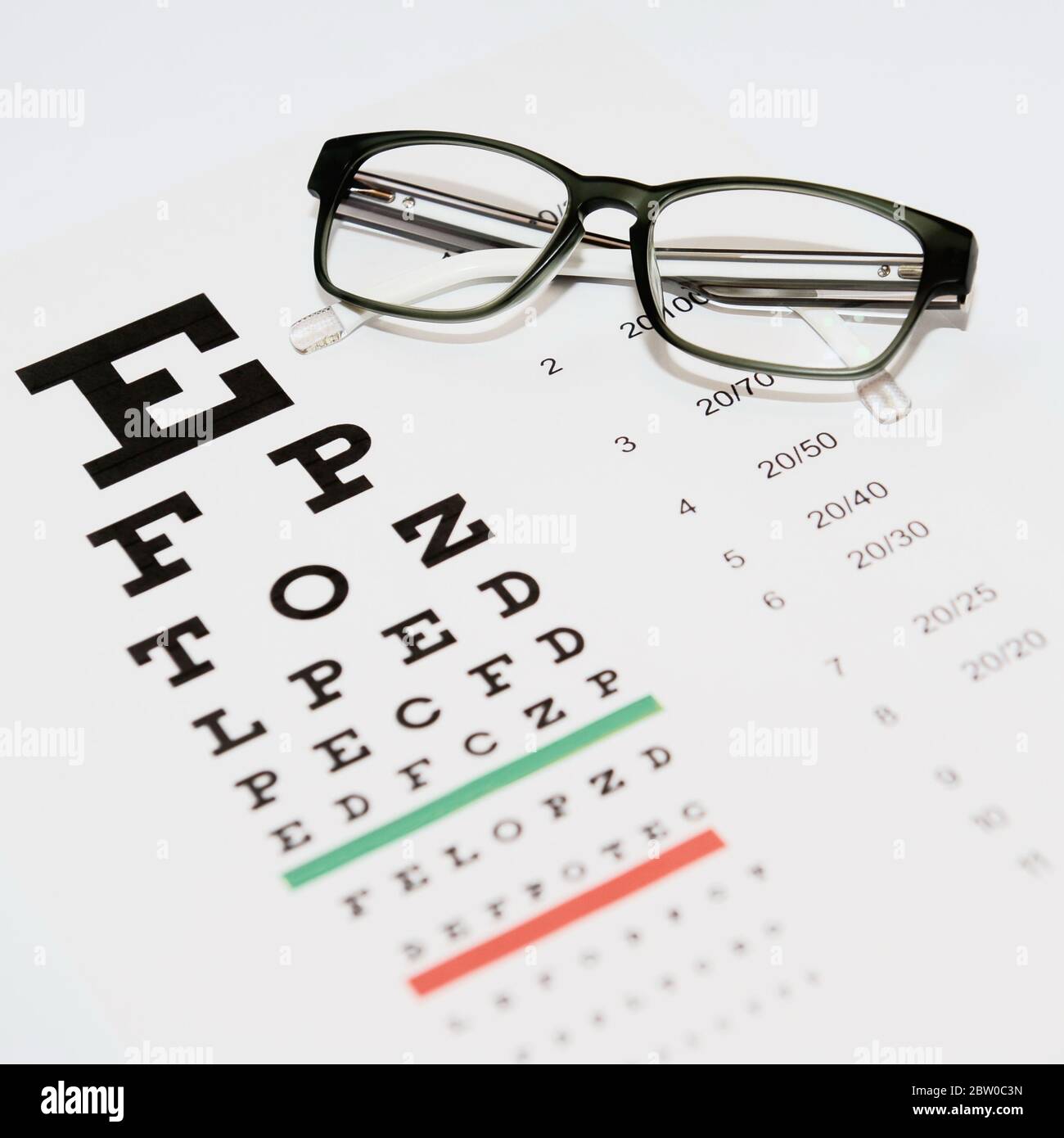 Brille im gefalteten Zustand auf dem Tisch zur Überprüfung der Sehschärfe Stockfoto