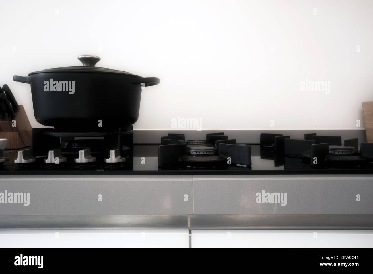 Kochen auf einem Gasherd mit einem schwarzen modernen Eisen Kasserolle Pfanne Retro-Design Stockfoto
