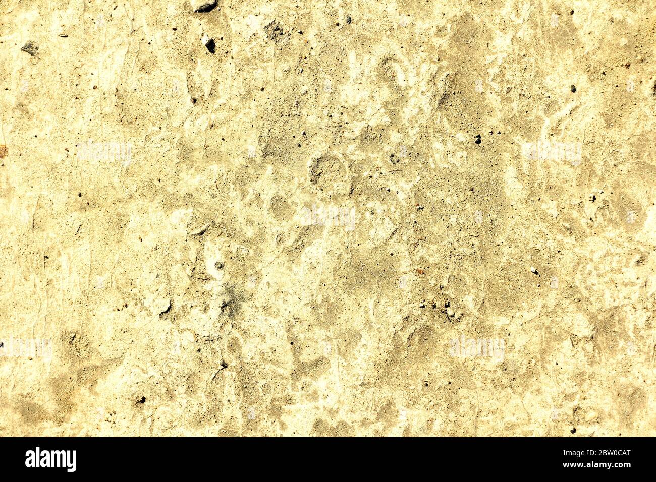 Die Textur des alten, geklumpten Betons. Die Oberfläche des Kalksteins. Platz für Text, Hintergrund für Design. Stockfoto