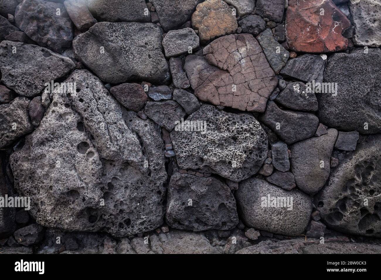 Eine Steinmauer im Puʻuhonua o Hōnaunau National Historical Park, Hawaii, USA. Stockfoto