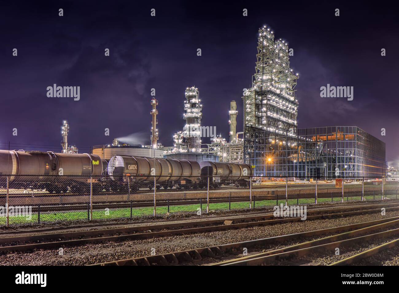 Eisenbahnhof und petrochemische Anlage Hafen von Antwerpen. Die 10 größten Chemieproduzenten der Welt sind in Antwerpen vertreten. Stockfoto