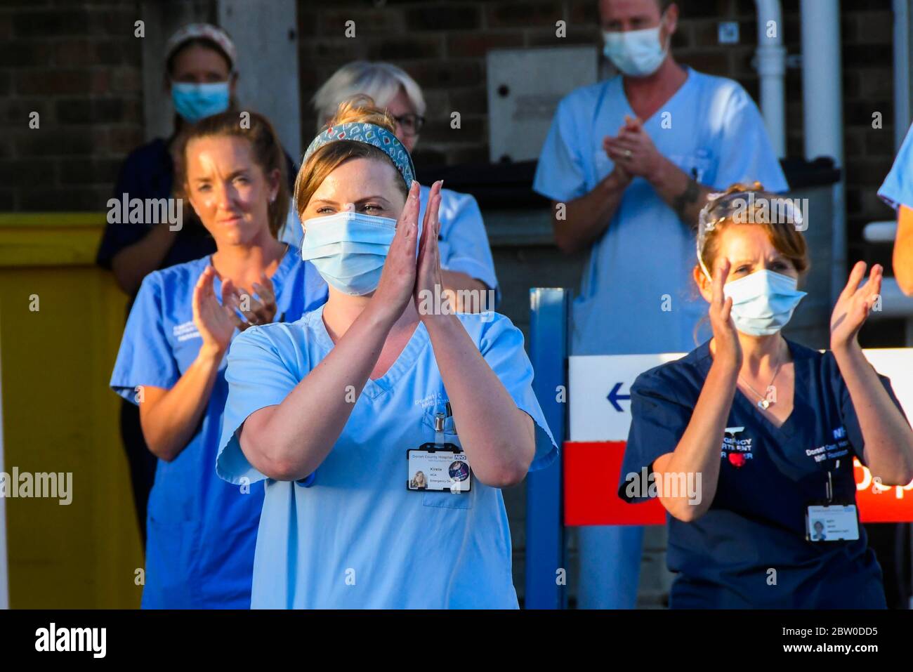 Dorset County Hospital, Dorchester, Dorset, Großbritannien. Mai 2020. Ärzte, Krankenschwestern und Mitarbeiter vor Ort außerhalb des Unfall- und Notfalleingangs im Dorset County Hospital in Dorchester in Dorset, um zum letzten Mal für das NHS, die Betreuer, die Schlüsselarbeiter und das Personal an der Front zu klatschen. Bild: Graham Hunt/Alamy Live News Stockfoto