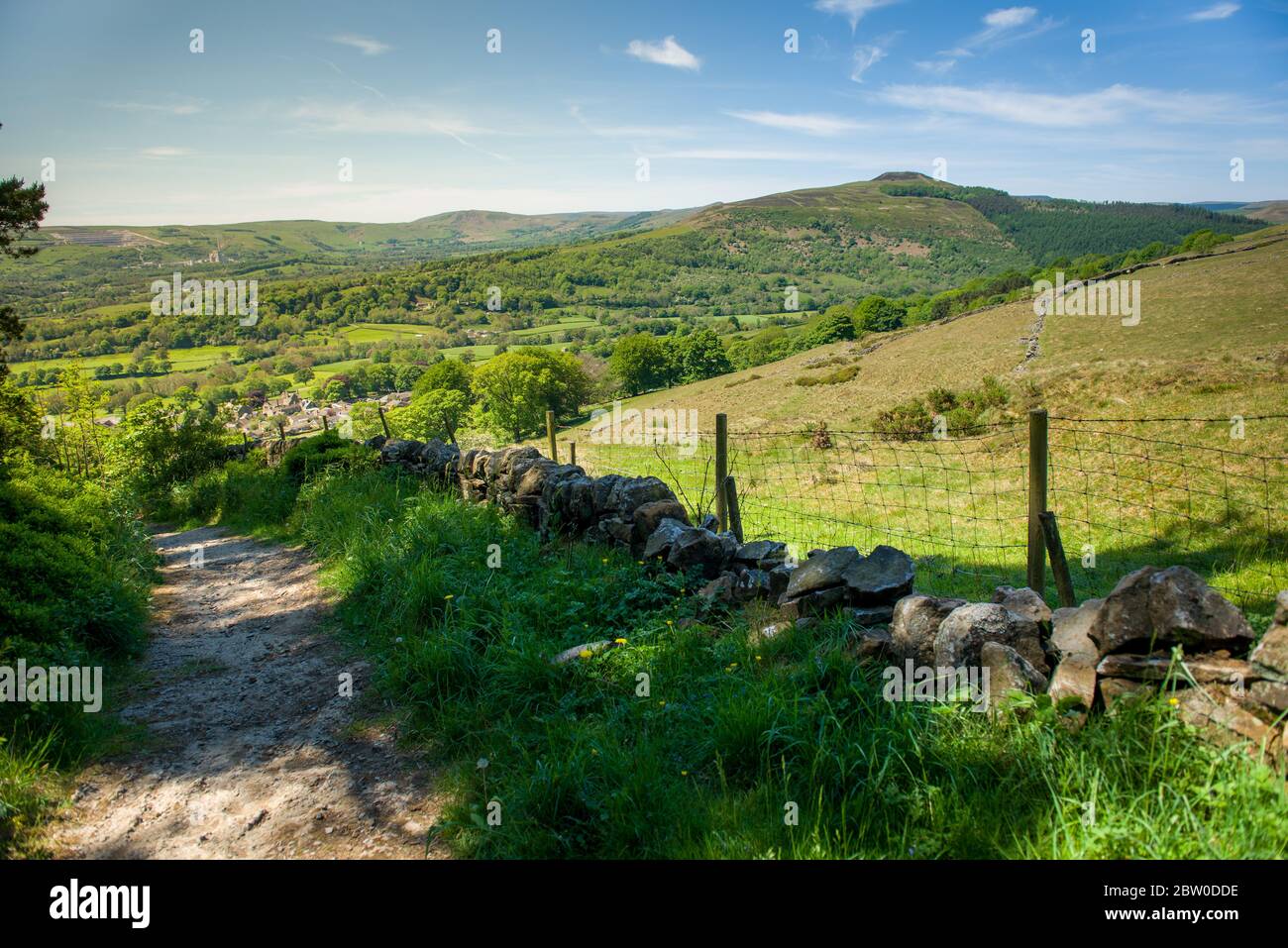 Blick vom öffentlichen Fußweg im Peak District auf A Route nach Bamford Edge Stockfoto