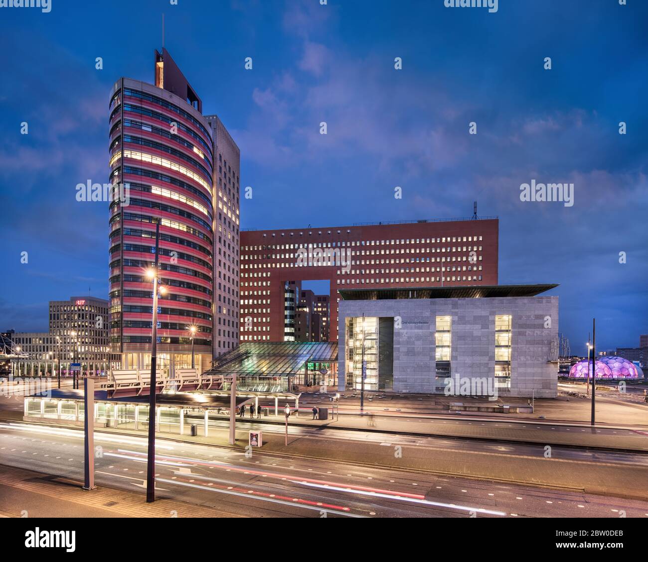 Moderne Architektur am Wilhelminaplatz, Kop van Zuid. Das neu entwickelte Industriegebiet beherbergt eine bahnbrechende Architektur. Stockfoto