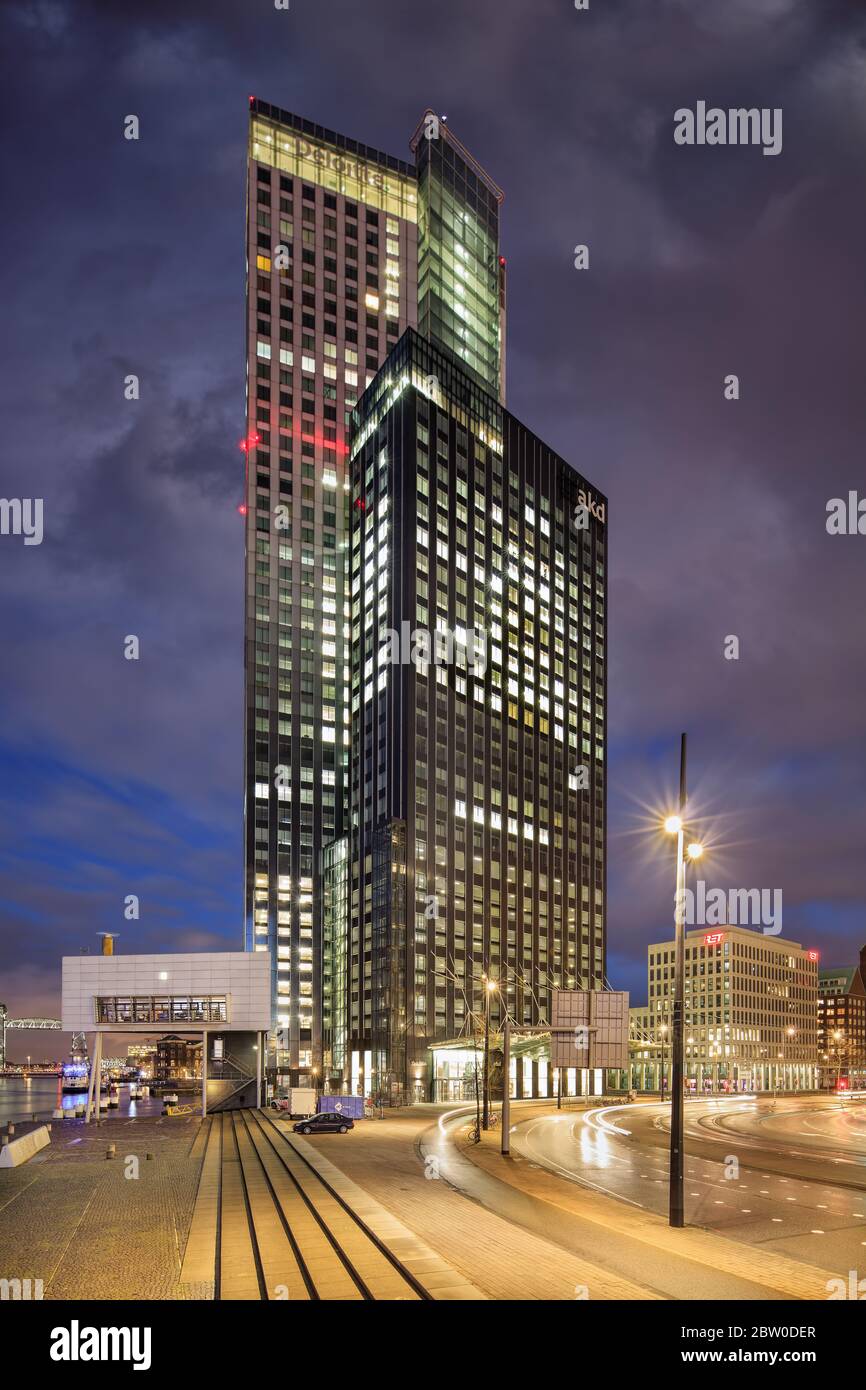 ROTTERDAM-13. MÄRZ 2020. Moderne Architektur am Wilhelminaplatz, Kop van Zuid. Das neu entwickelte Industriegebiet beherbergt bahnbrechende Architektur. Stockfoto