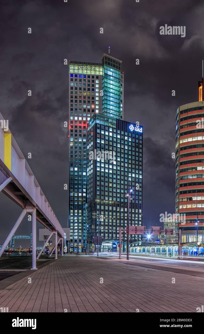 Moderne Bürogebäude in Kop van Zuid, auf alten verlassenen Hafengebieten gebaut. Es ist die Heimat bahnbrechender Architektur. Stockfoto