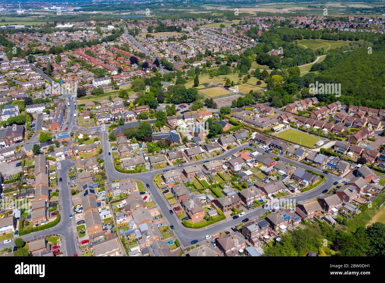 Luftaufnahme des Stadtzentrums von Rothwell in Leeds West Yorkshire in Großbritannien, die typische britische Wohnsiedlungen und Vorstadtgebiete auf einem sonnigen Su zeigt Stockfoto