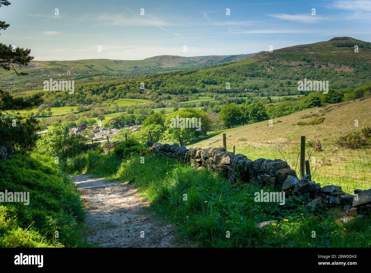 Blick vom öffentlichen Fußweg im Peak District auf A Route nach Bamford Edge Stockfoto