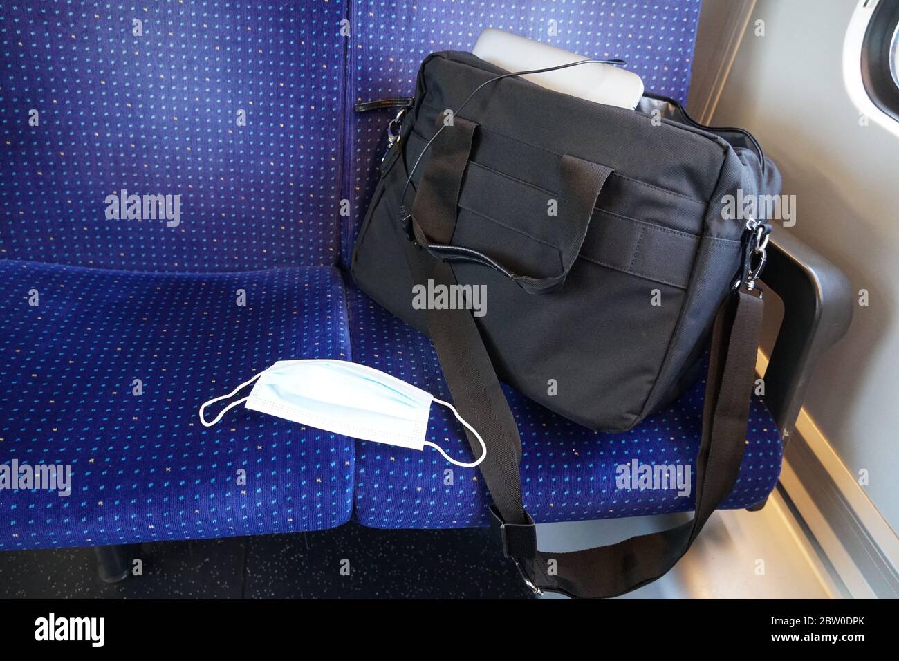 Neue Ausrüstung eines Pendlers in Coronavirus COVID-19 mal, eine N95 Gesichtsmaske, um die Ausbreitung einer Infektion zu verhindern. Misst während und nach dem Sperren. Stockfoto