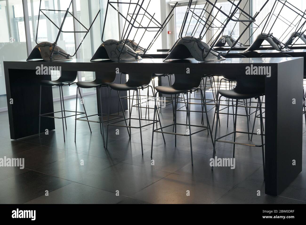 Cafeteria in einem Firmengebäude, wegen Coronavirus, Covid-19-Sperre und Home Office geschlossen, um Ausbreitung Infektionskrankheiten zu verhindern. Stockfoto