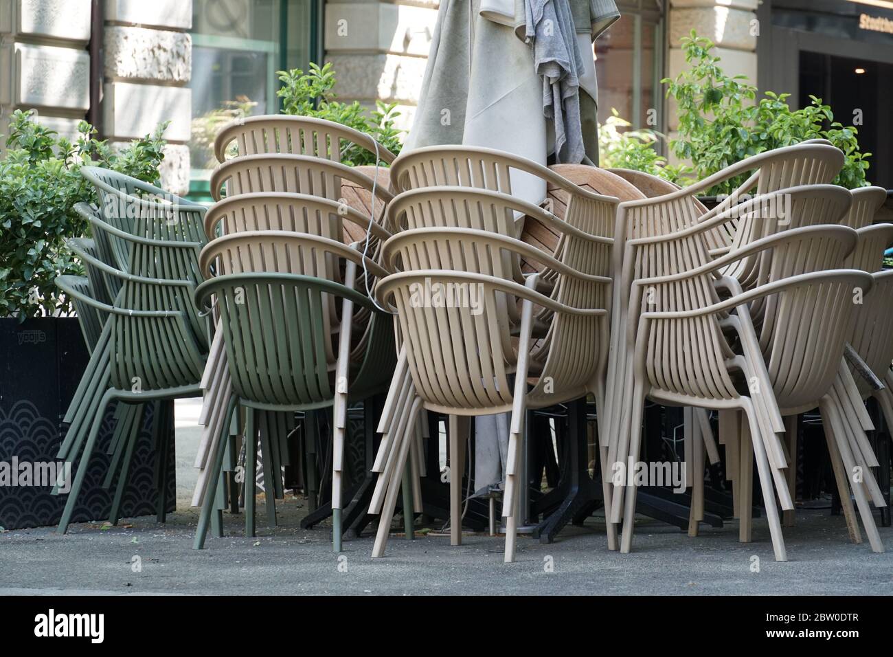 Stapelweise Stühle eines Straßencafés, Terrassencafés, vor einem Restaurant. Er ist wegen Coronavirus, COVID-19-Sperrung geschlossen. Die Bevölkerung ist Heimat. Stockfoto