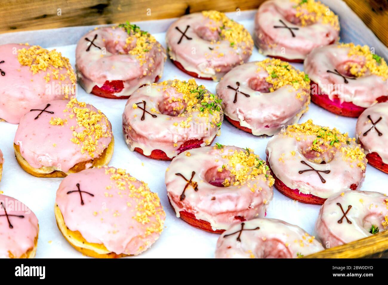 Leckere bunte Donuts im Crosstown Donuts Stand, Victoria Park Market, London, Großbritannien Stockfoto