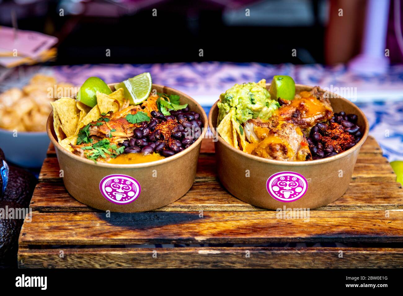 Mexikanische aztekische Reisschüsseln am Mexikings Street Food-Stand im Victoria Park Market, London, Großbritannien Stockfoto