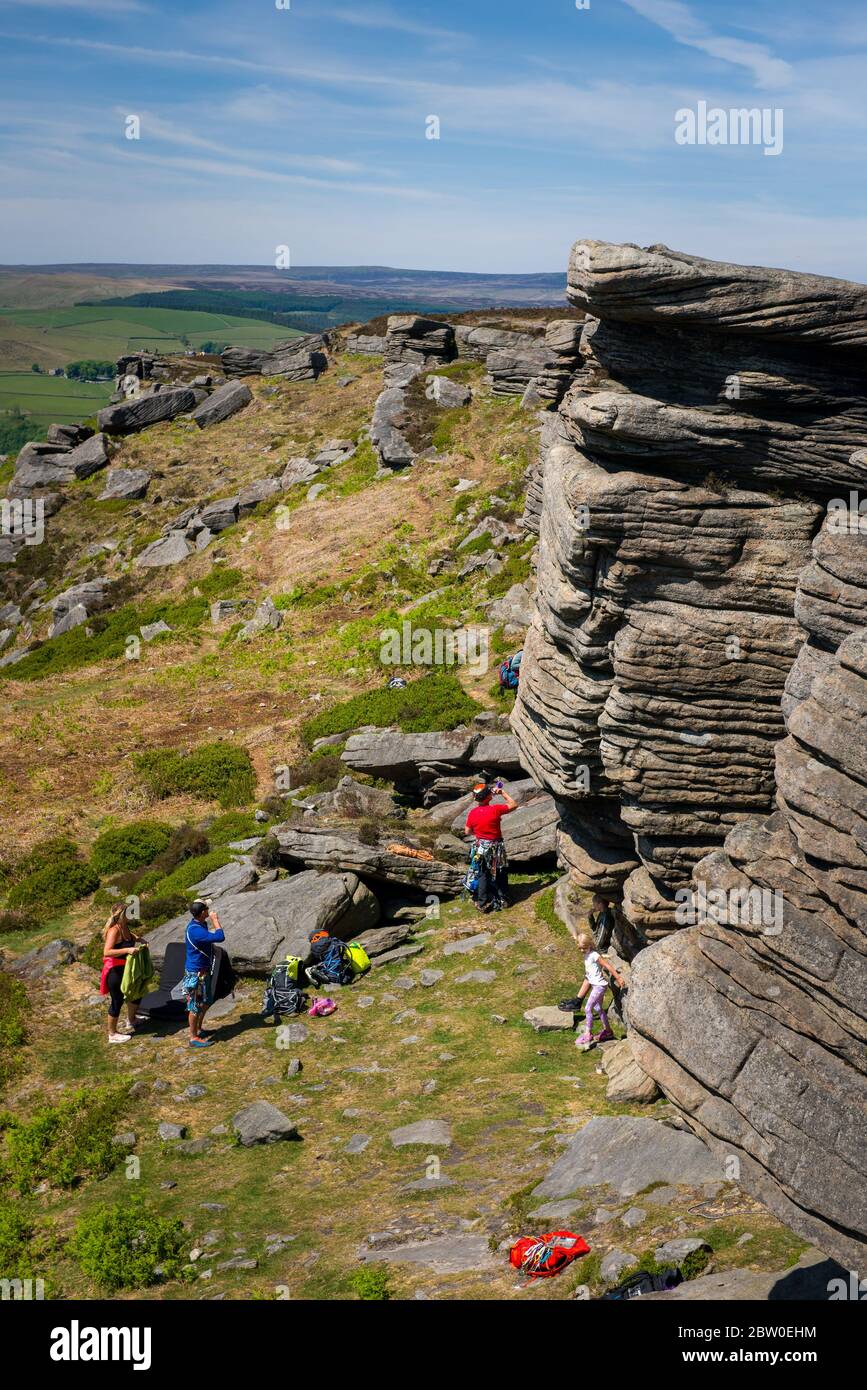 Blick von Bamford Edge in Richtung Ladybower Reservoir mit Menschen sitzen / klettern / genießen den Tag nach der Sperrung Coronavirus erleichtert wurde Stockfoto