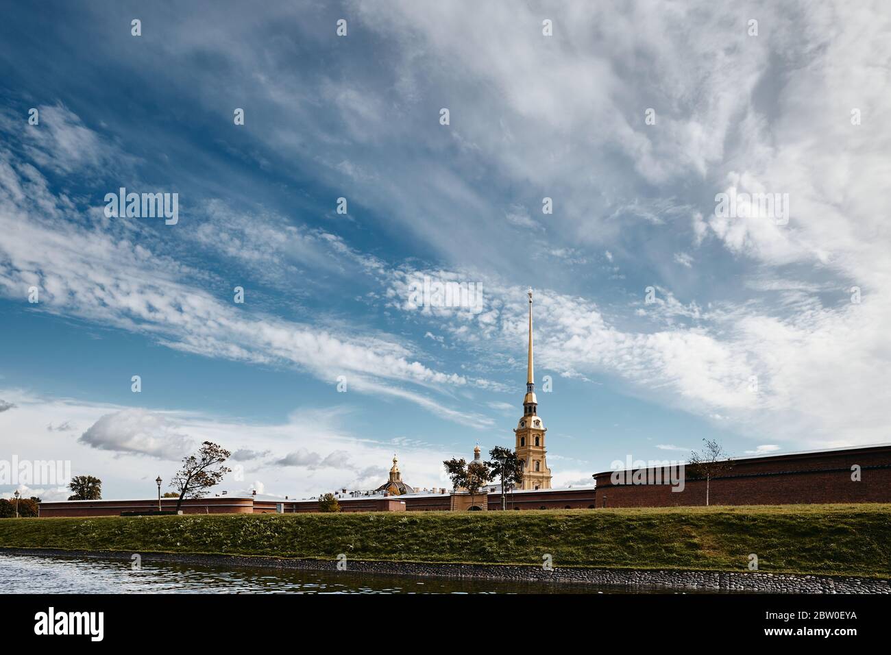 Architektur Panorama von St. Petersburg, Russland- Architektur Ensemble von Peter und Paul Festung und Neva Fluss in sonnigen Herbsttag. Herbstarchitektur Blick auf St. Petersburg Wahrzeichen bei sonnigem Wetter Stockfoto