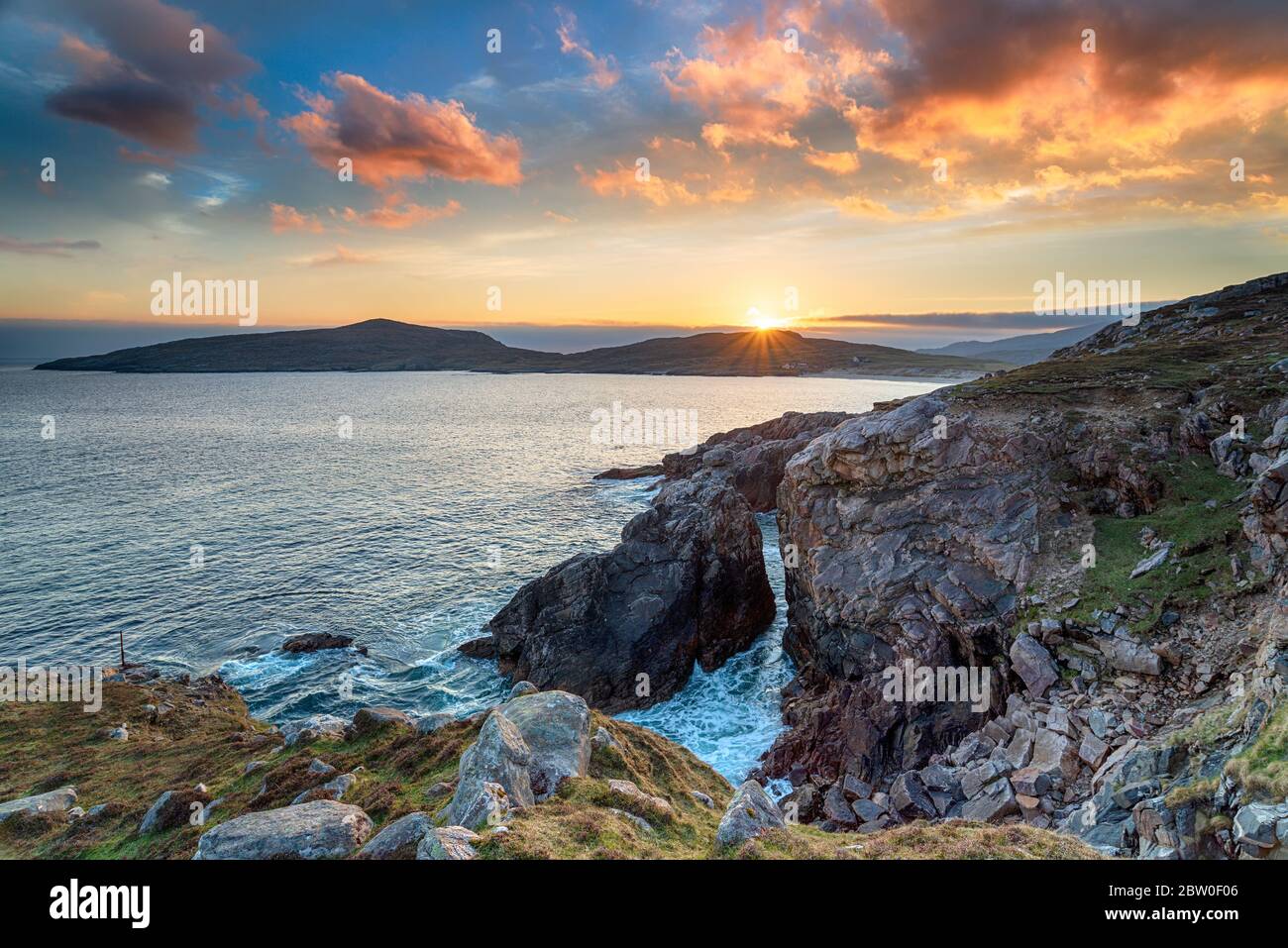 Dramatischer Sonnenuntergang über den Klippen von Hushinish auf der Isle of Harris in den Äußeren Hebriden von Schottland Stockfoto