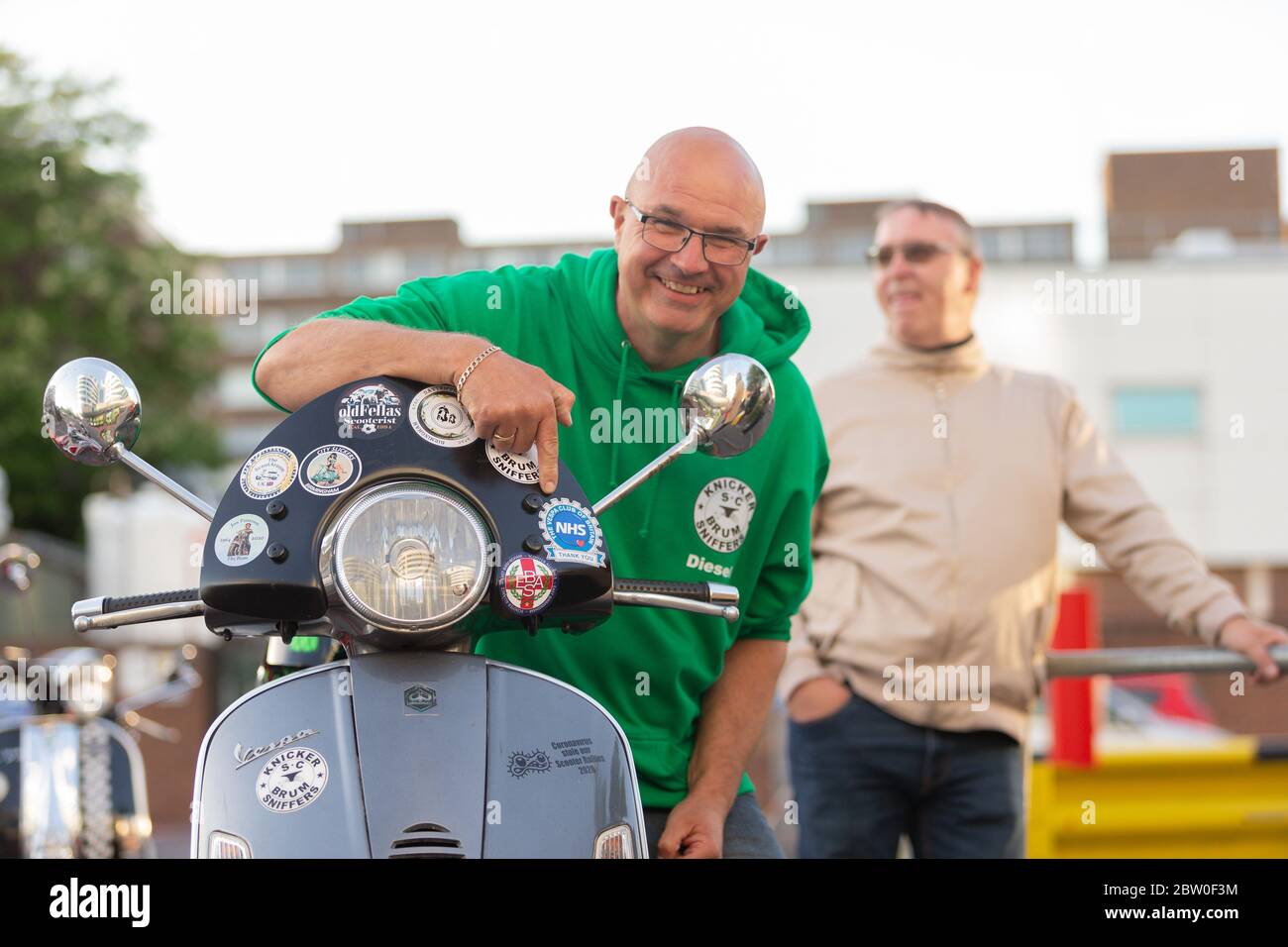 Birmingham, Großbritannien. Mai 2020. Scooter Fahrer vom Vespa Club of Great Britain im Queen Elizabeth Hospital in Birmingham klatschen für Betreuer und ihre Frontkollegen. Quelle: Peter Lopeman/Alamy Live News Stockfoto