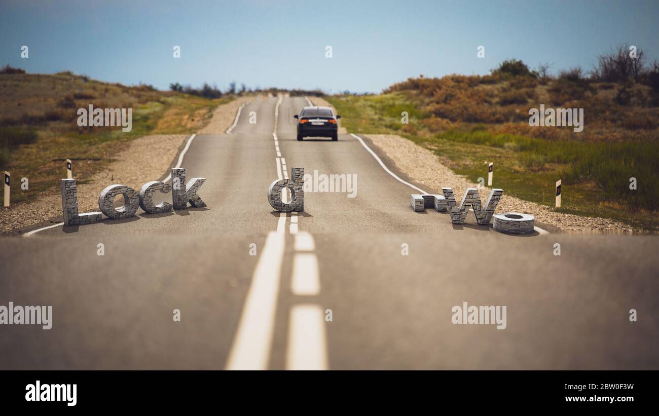 Straße mit Steinbuchstaben GESPERRT. Die Buchstaben sind auf der Strecke unbestimmt. Das Konzept der Beendigung der Quarantäne. Stockfoto