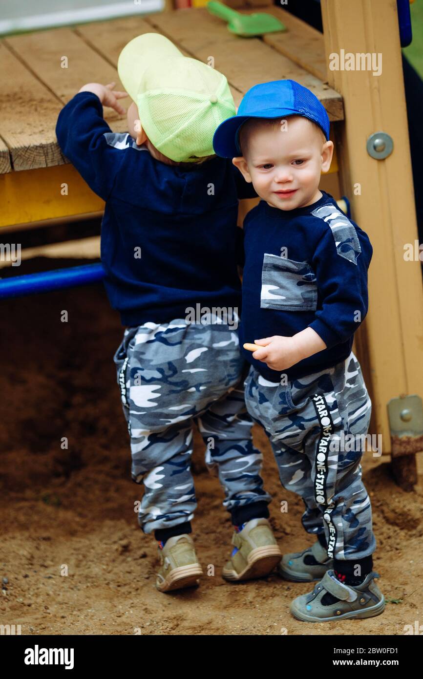 2 Zwillingsbrüder spielen zusammen auf dem Spielplatz Stockfoto