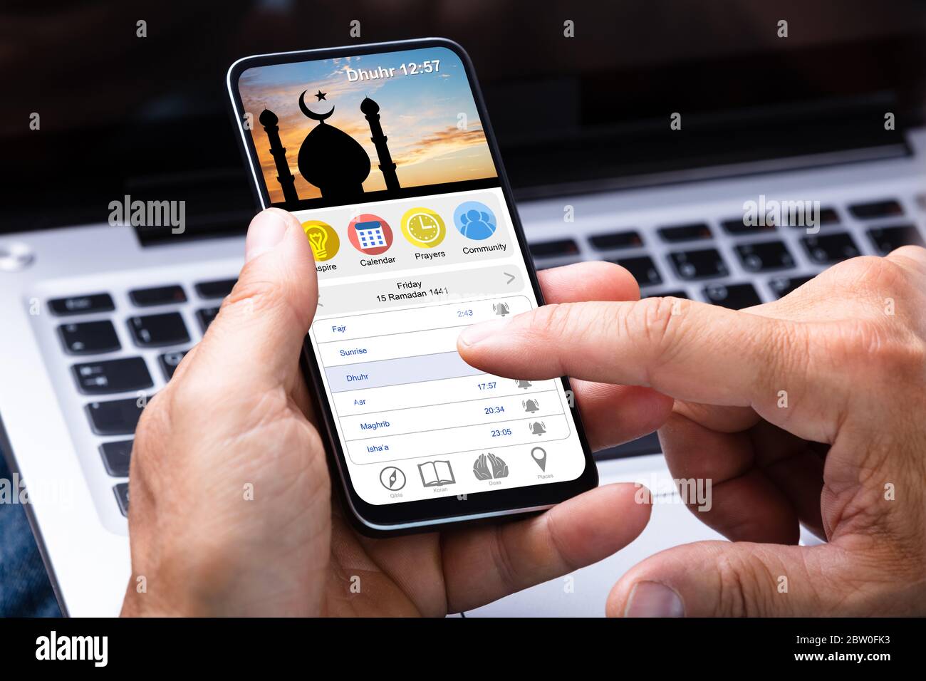 Mann, Der Die Muslim Prayer App Auf Dem Handy Benutzt Stockfoto