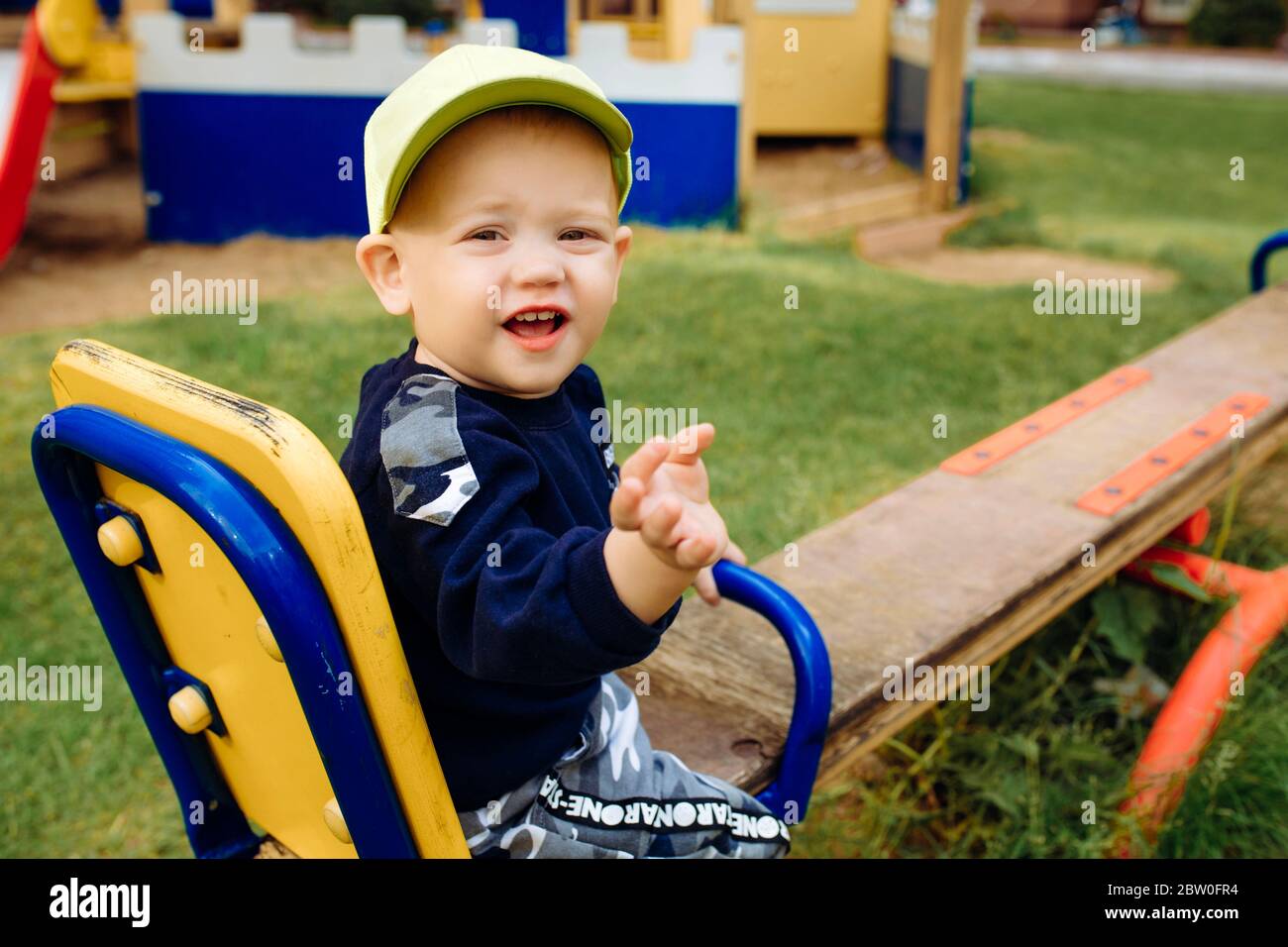 Happy Boy 1-2 Jahre alt spielt auf dem Spielplatz Stockfoto