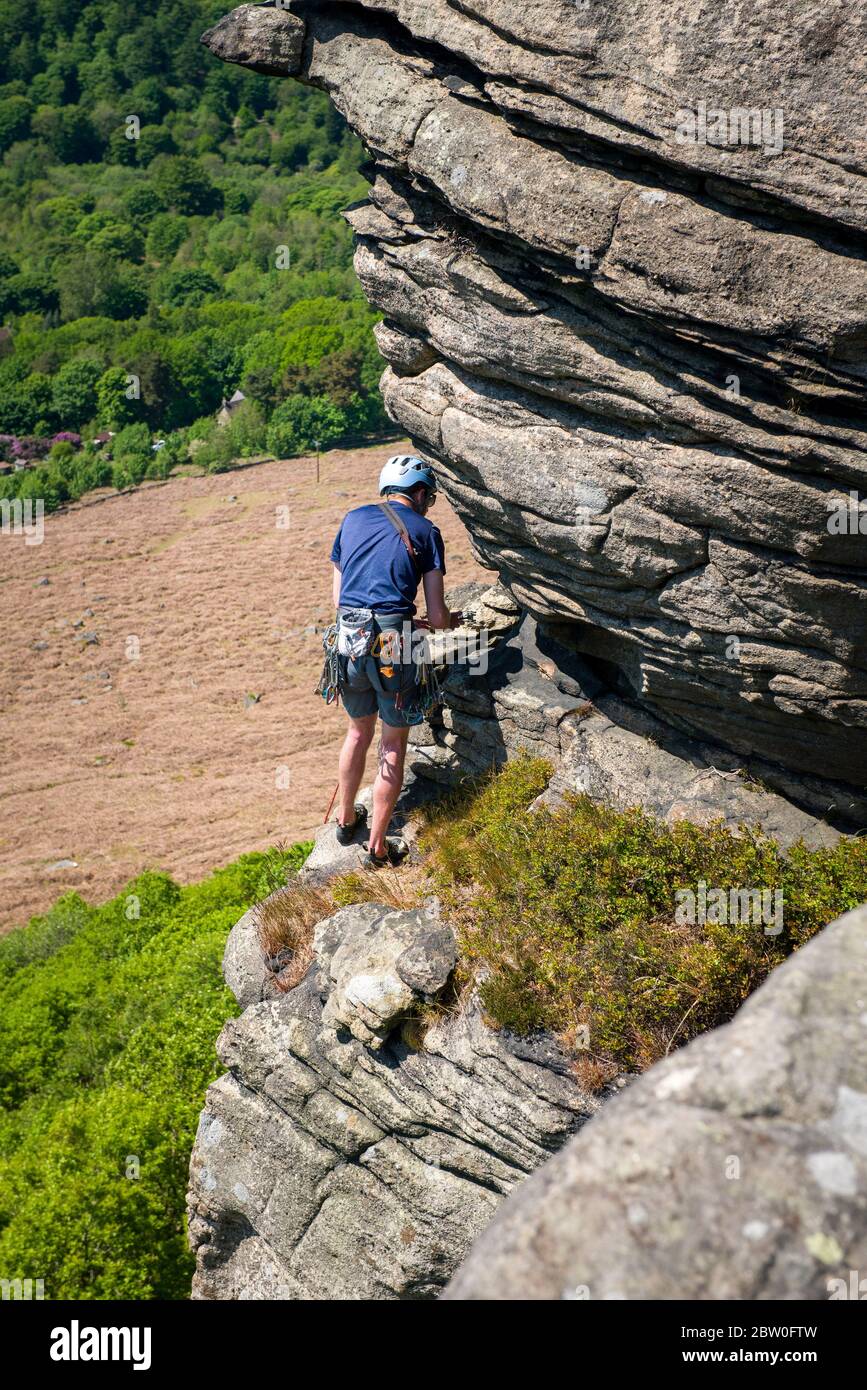 Mann klettert auf Bamford Edge, UK, Peak District Stockfoto